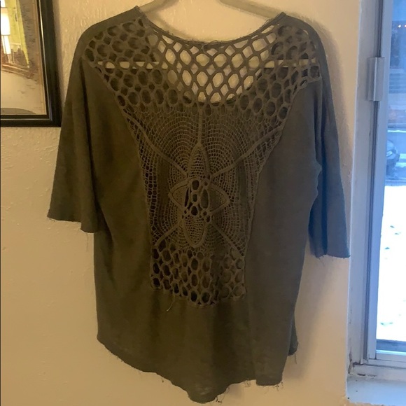 3/4 sleeve tee with cutout detailing - Picture 2 of 3